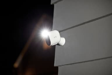 Arlo Pro 4 trådlös 2K QHD kamera 3-pack (vit)