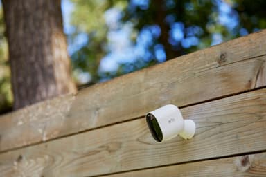 Arlo Pro 4 trådlös 2K QHD kamera 3-pack (vit)