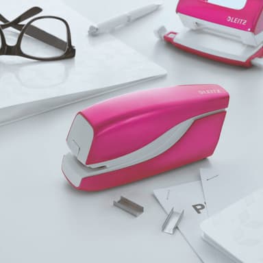LEITZ WOW Häftapparat Cerise