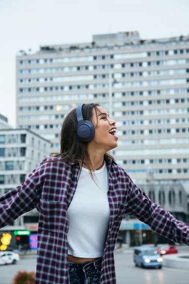 JBL Tune 710BT trådlösa around-ear hörlurar (blå)