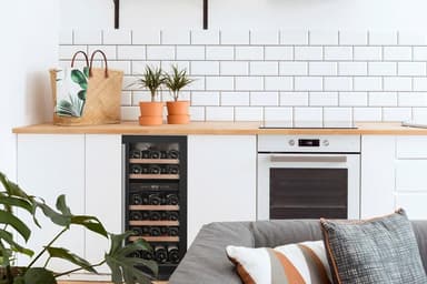 Cavin Inbyggbar vinkyl, Scandinavian Collection 800 Black, svart vinkyl, 29 flaskor, två temperaturzoner, fem trähyllor