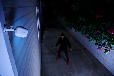 Arlo Essential Spotlight trådlös FHD-smartkamera (vit)