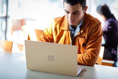 HP Pavilion 14-ce0852no 14" bärbar dator (guld)