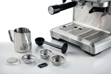 Espresso-maskin i metall, med kvarn