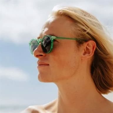 GrÃ¶na SolglasÃ¶gon med svart lins
