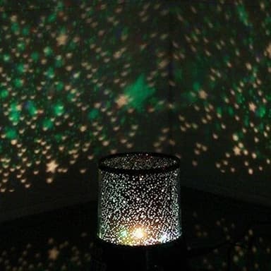 Nattlampa med stjärnhimmel