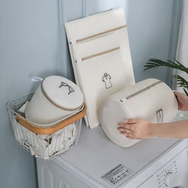 Set med 2 tvättpåsar med broderi L