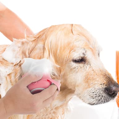 2 in 1 Badborste för hund - med schampodispenser Rosa