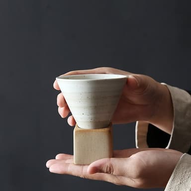 Konformad mugg med ställ - Vit
