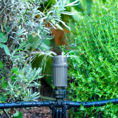 VONROC bevattningssystem - 3 sprinklerlägen: dropp, spray och dimma - modulärt system inkl. 15m slang, 10x droppmunstycke, 10x markspik och universell snabbkoppling