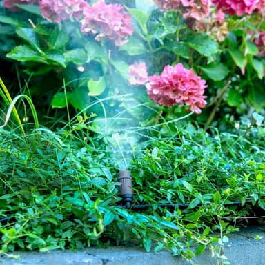 VONROC bevattningssystem - 3 sprinklerlägen: dropp, spray och dimma - modulärt system inkl. 15m slang, 10x droppmunstycke, 10x markspik och universell snabbkoppling