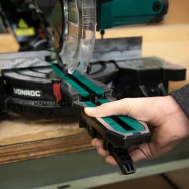 VONROC Kap och geringssåg 2200W - Ø216mm – kompakt | Med laser och LED