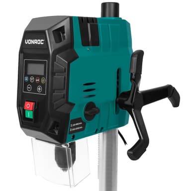 VONROC Pelarborrmaskin 900W – Med digital kontrollpanel och LCD – display |Inkl. tillbehör