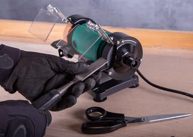 VONROC Bänkslipmaskin 150W – 75mm med flexibel axel och 192 tillbehör
