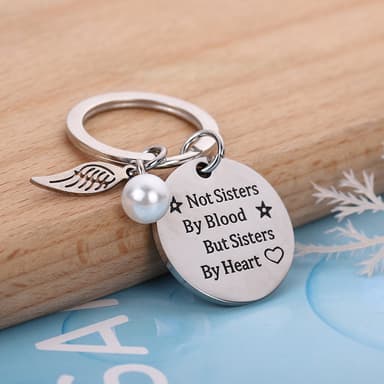Nyckelring med vinge och tag med text ""Sisters by Heart""