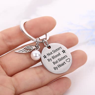 Nyckelring med vinge och tag med text ""Sisters by Heart""