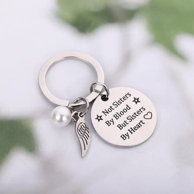 Nyckelring med vinge och tag med text ""Sisters by Heart""