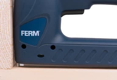 FERM elektrisk häftpistol – slagkontroll – Inkl. 400 häftklamrar och 100 spikar