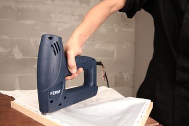 FERM elektrisk häftpistol – slagkontroll – Inkl. 400 häftklamrar och 100 spikar