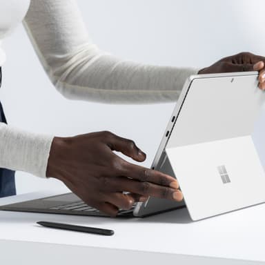 Microsoft Surface Pro 2024 tangentbord + Slim Pen (svart)