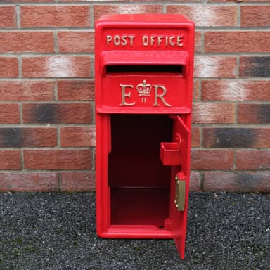Röd Royal Mail postlåda med stativ