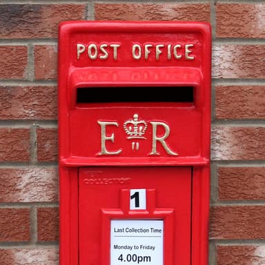 Röd Royal Mail postlåda med stativ
