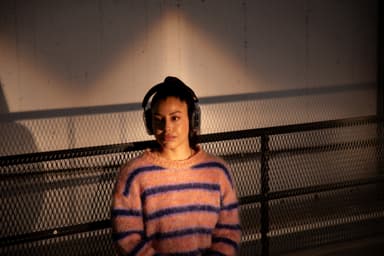 Defunc Mondo trådlösa around-ear hörlurar (transparent)