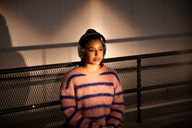 Defunc Mondo trådlösa around-ear hörlurar (transparent)