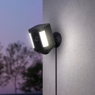 Ring Spotlight Cam Plus säkerhetskamera (svart/trådbunden)