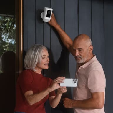 Ring Spotlight Cam Pro säkerhetskamera (vit/trådbunden)
