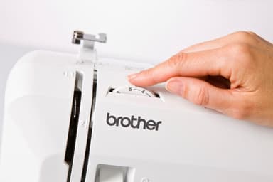 Brother RH137 - Praktisk Symaskin inkl. Nålträdare och Automatisk Knapphålsfunktion