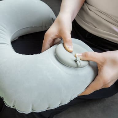 Kudde för nacken med tryckknappsstängning (grå)