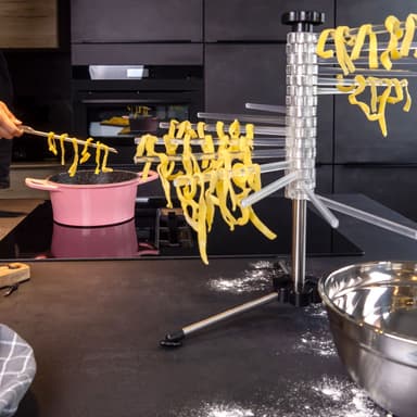 Pastahylla för upphängning och torkning av pasta