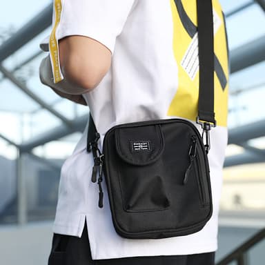 Lätt crossbody-väska 18x15x5 cm