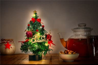 Goobay LED mini julgran med juldekoration, 15 mikro-LED i varmvitt (2700 K) och 75 cm USB-kabel, höjd ca 22 cm
