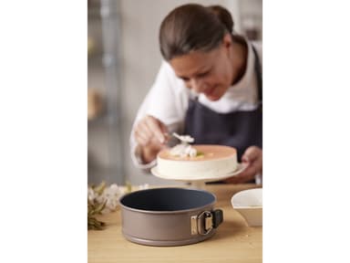 Blomsterbergs Cake tin Dia 24 cm Latte