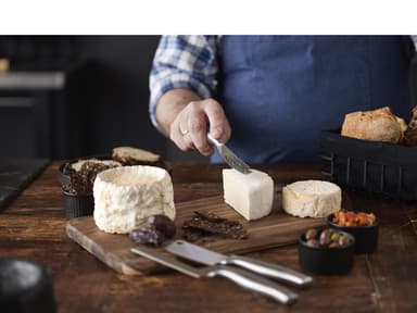 HOLM Cheese board with 3 knives