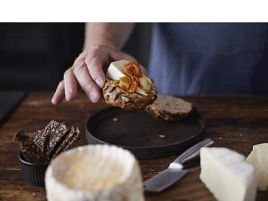 HOLM Cheese board with 3 knives