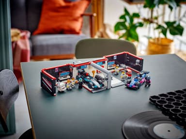 LEGO City F1 garage & Mercedes-AMG & Alpine bilar 60444