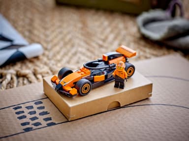 LEGO City F1 förare med McLaren racerbil 60442