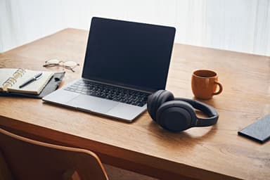 Sony trådlösa around-ear hörlurar WH-1000XM4 (svart)
