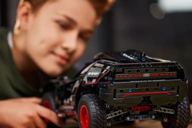 LEGO Technic Audi RS Q e-tron 42160