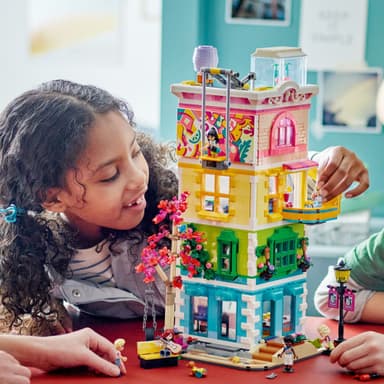 LEGO Friends Heartlake Citys aktivitetshus 41748