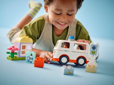 LEGO DUPLO Town Ambulans och förare 10447