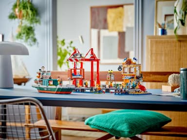 LEGO City Kusthamn med lastfartyg 60422