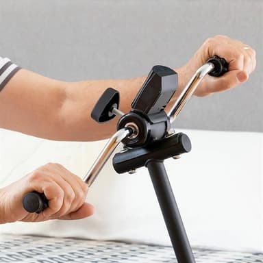 Dubbel pedaltränare för armar och ben med justerbar höjd och motstånd
