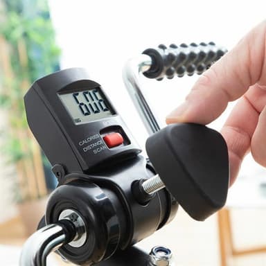 Dubbel pedaltränare för armar och ben med justerbar höjd och motstånd