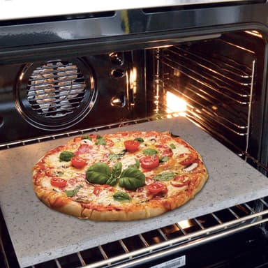 Pizza set med lavasten från Etna