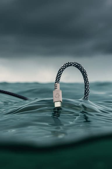 USB Sea Blue · Typ C · 100W · 2 meter · Tillverkad av återvunna fiskenät