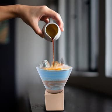 Konformad mugg med ställ - Blå Linje